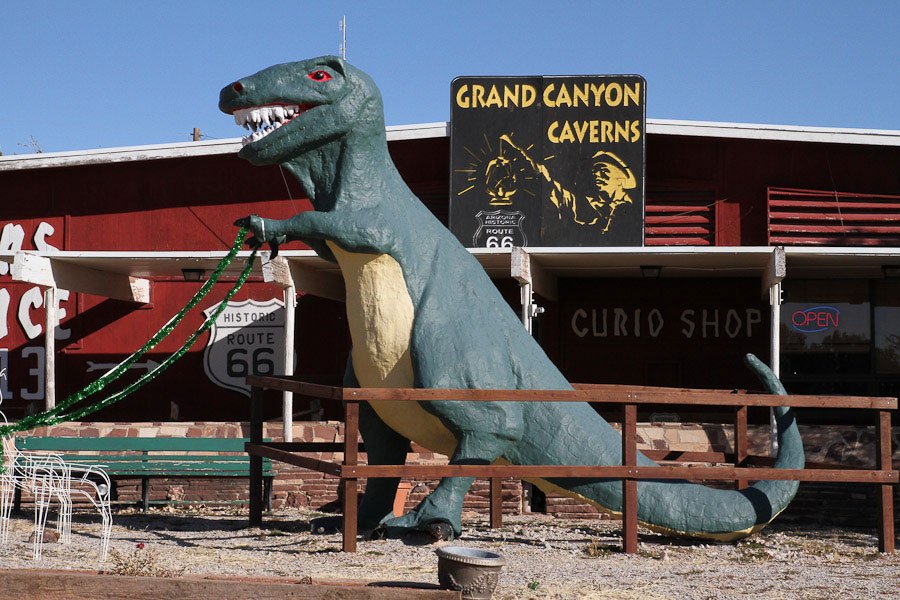 Giants along Route 66: T-Rex with 3 fingers!