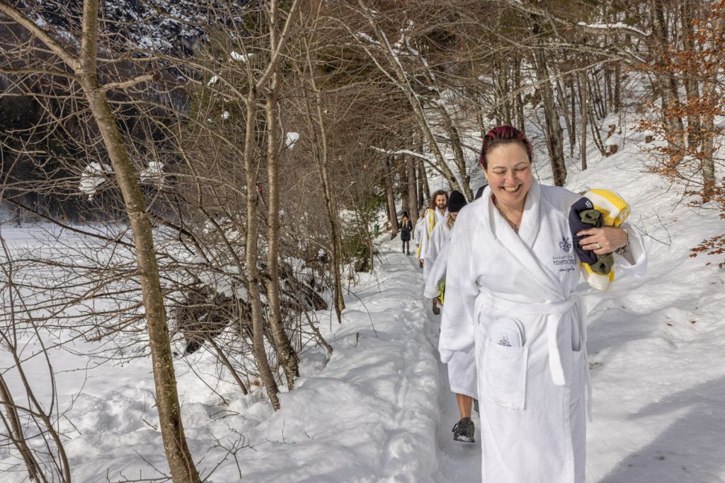 Getting out to the ice bathing lake
